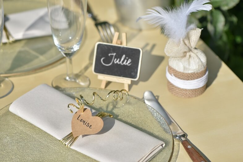 Pliage de serviette blanc et naturel avec marque place