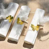 Pliage de serviette blanche et or