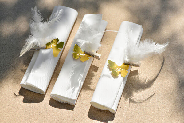 Pliage de serviette blanche et or