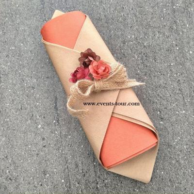 Pliage de serviette champetre avec fleurs et jute terracotta naturel