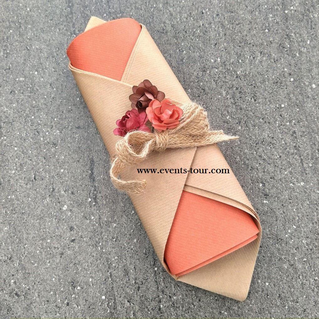 Pliage de serviette champetre avec fleurs et jute terracotta naturel