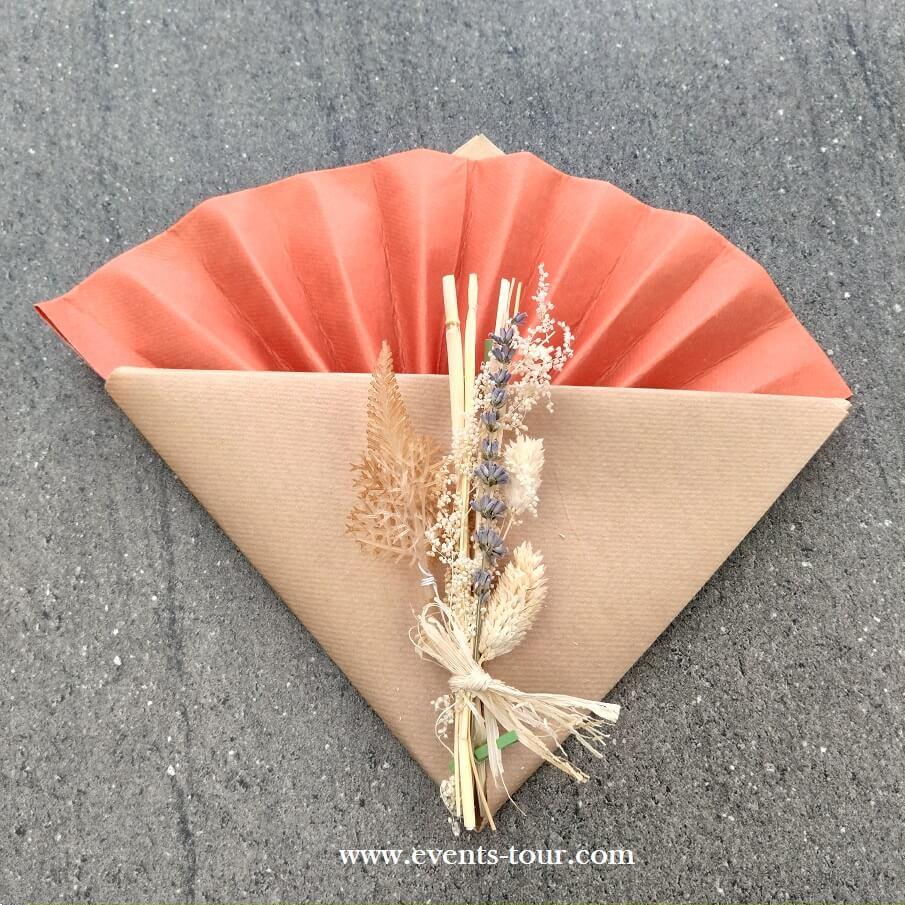 Pliage de serviette champetre fleur sechee lavande terracotta naturel