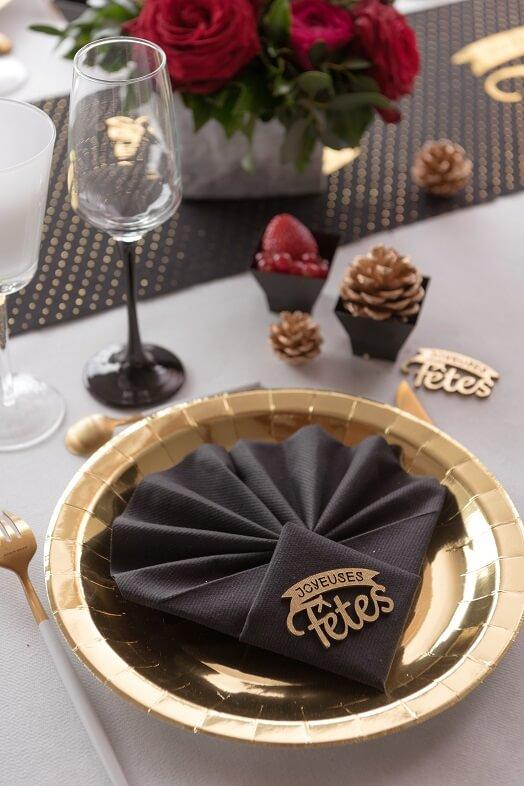 Pliage de serviette chic de noel noir