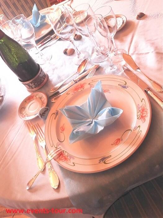 Pliage de serviette elegant nenuphar bleu