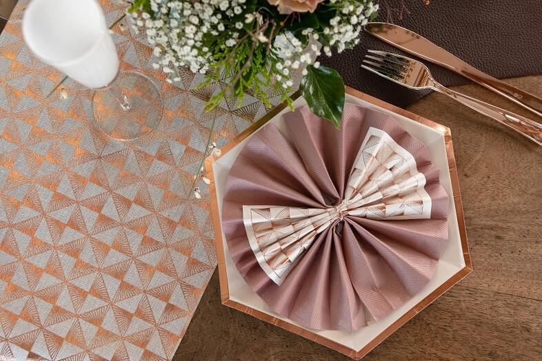 Pliage de serviette elegant rose gold