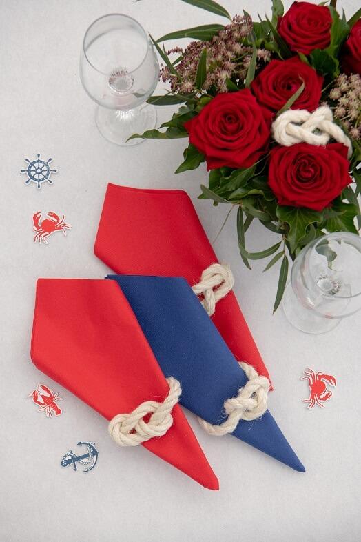 Pliage de serviette elegant rouge