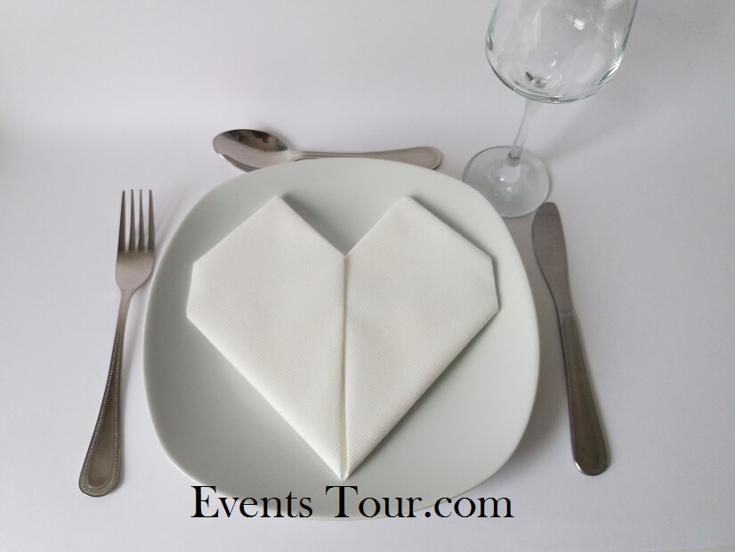 Pliage de serviette mariage coeur blanc
