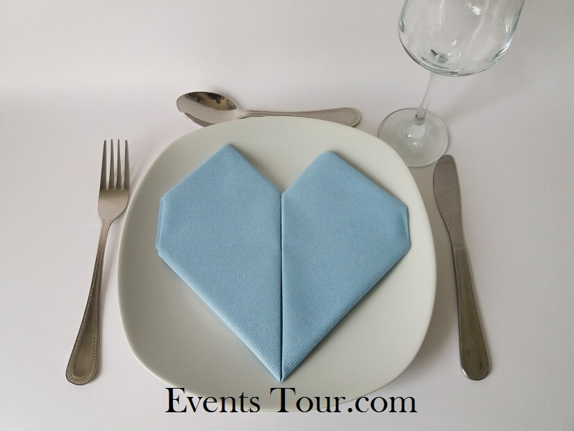 Pliage de serviette mariage coeur bleu ciel