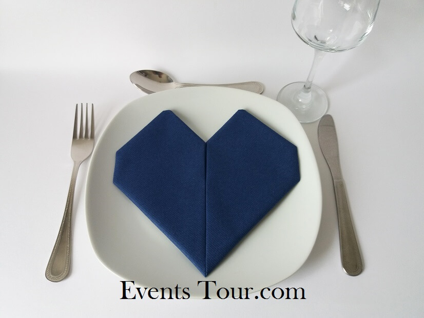 Pliage de serviette mariage coeur bleu marine
