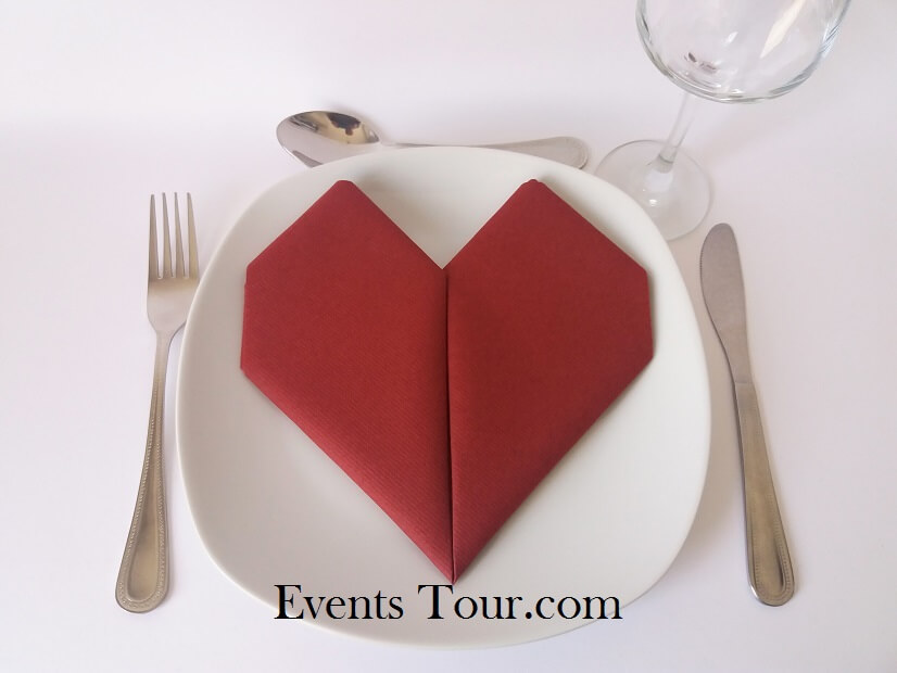 Pliage de serviette mariage coeur bordeaux