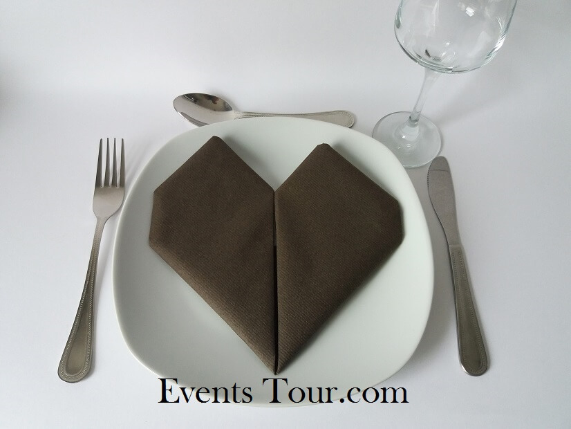 Pliage de serviette mariage coeur chocolat