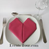 Pliage de serviette mariage coeur fuchsia