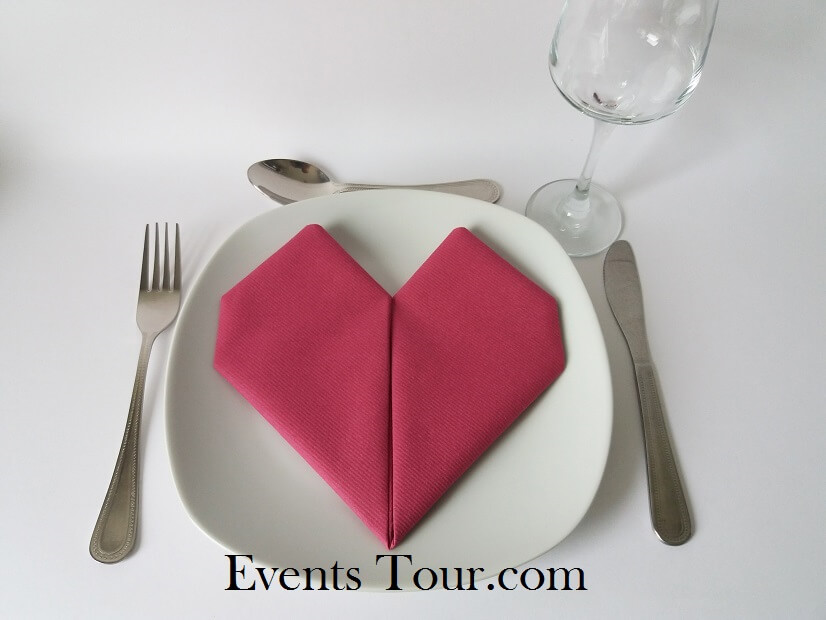 Pliage de serviette mariage coeur fuchsia