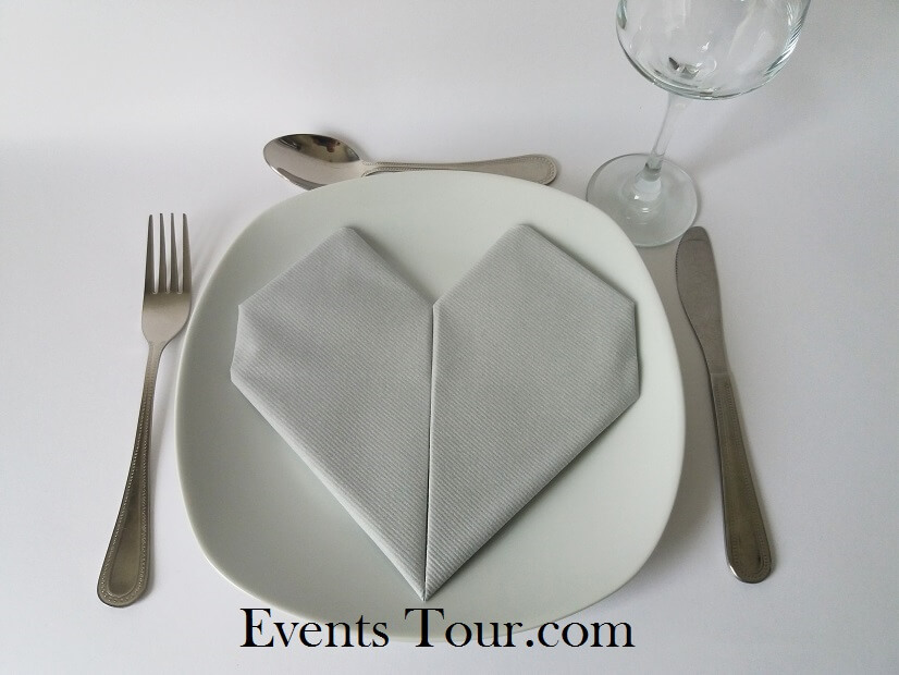 Pliage de serviette mariage coeur gris