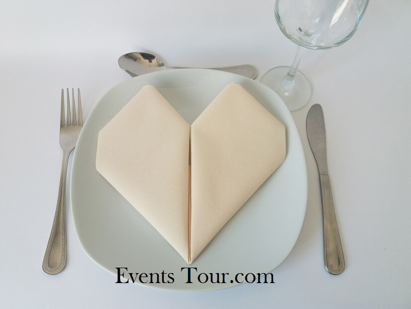 Pliage de serviette mariage coeur ivoire
