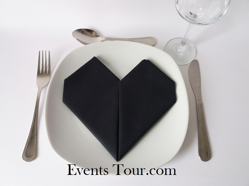 Pliage de serviette mariage coeur noir