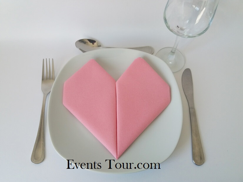 Pliage de serviette mariage coeur rose