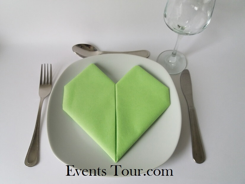 Pliage de serviette mariage coeur vert