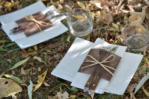 Pliage de serviette marron et blanc