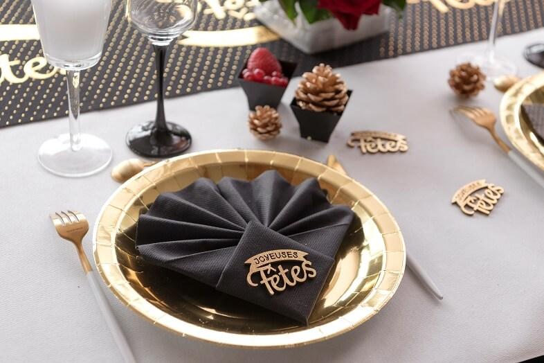 Pliage de serviette noir chic de noel