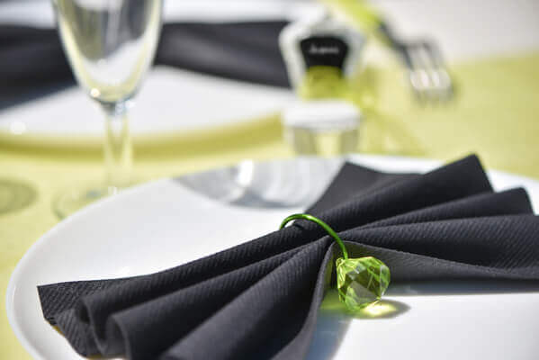 Pliage de serviette noir et vert