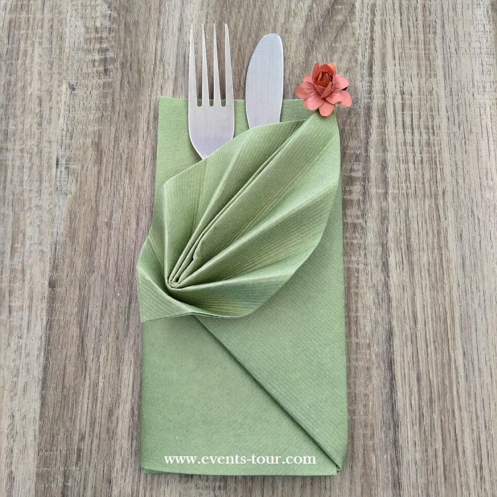 Pliage de serviette porte couverts vert olive sauge