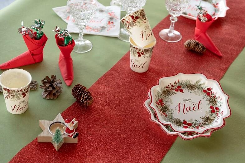 Pliage de serviette rouge botte de lutin