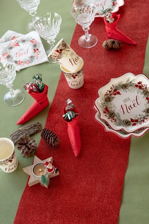 Pliage de serviette rouge botte du lutin