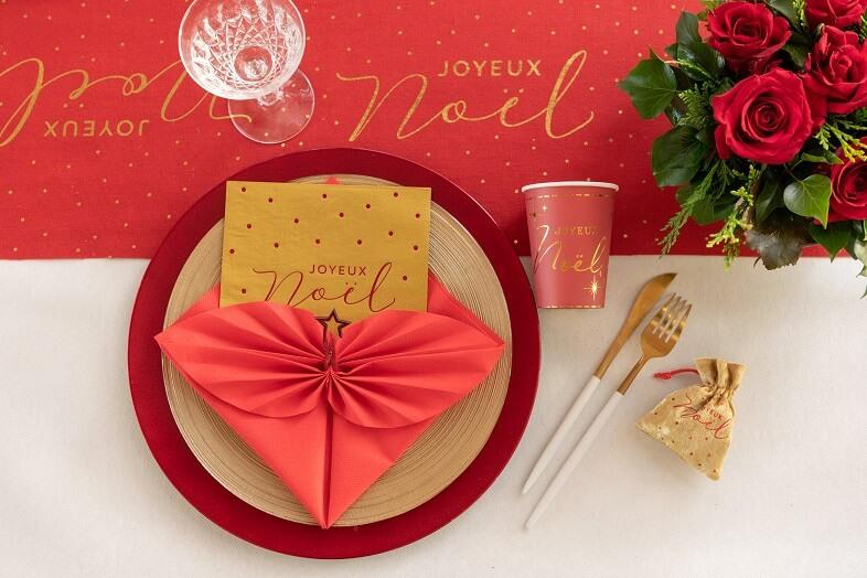 Pliage de serviette rouge elegant de noel