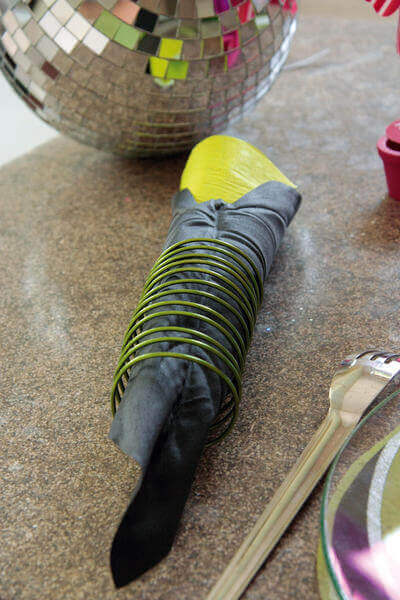 Pliage de serviette vert et noir