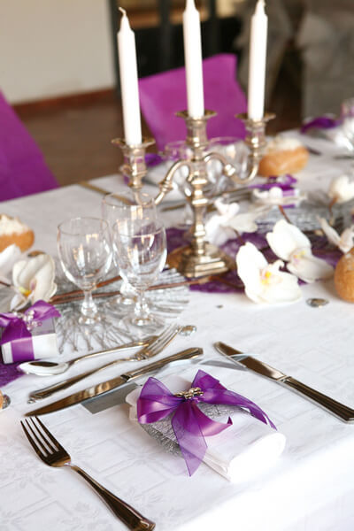 Pliage de serviette violet et blanc