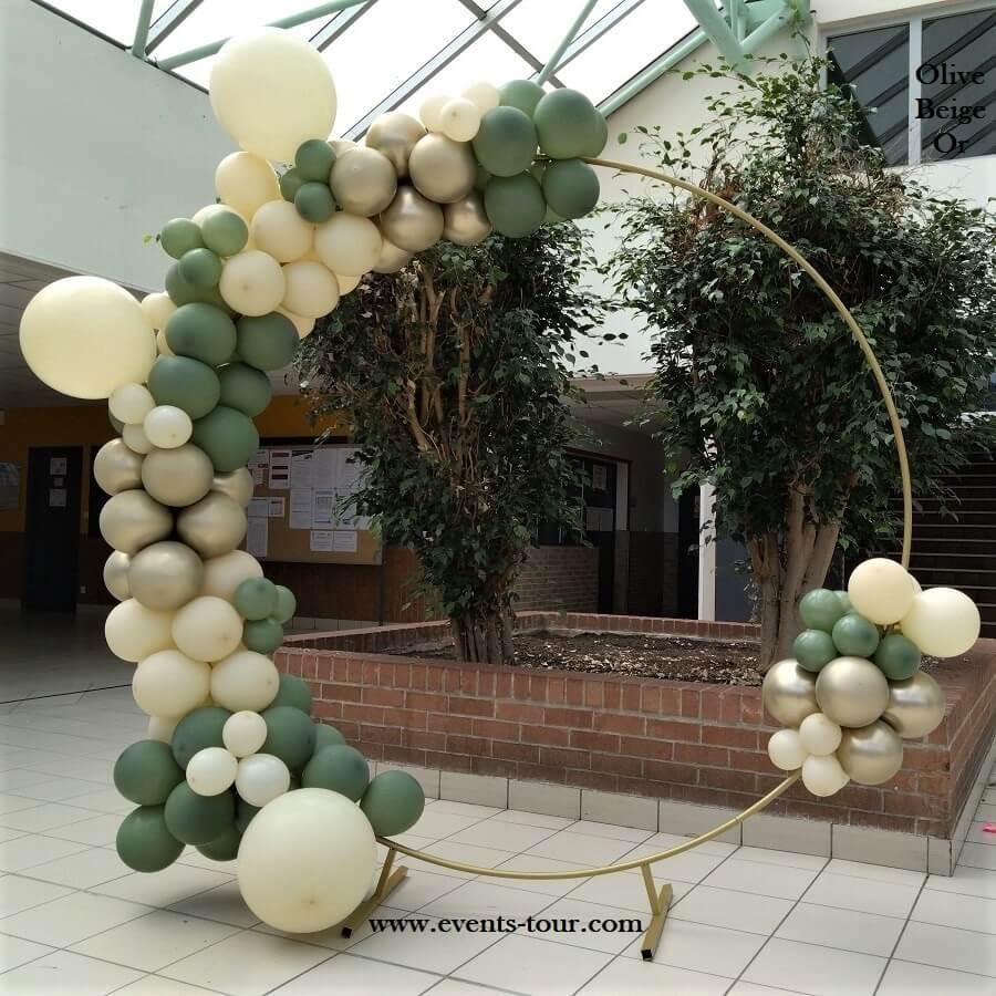 Arche de ballons organiques noir blanc et doré chromé thème Noël