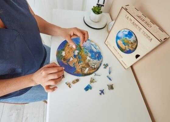 Puzzle art creatif planete terre 3d en bois