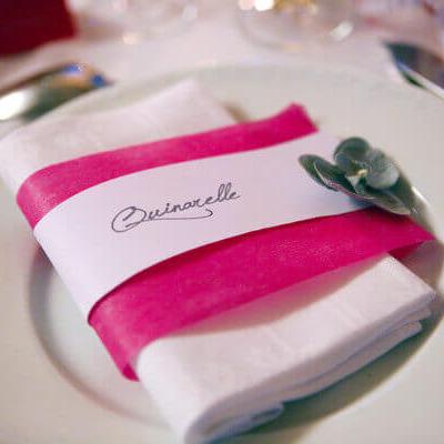 Pliage de serviette fuchsia et blanc