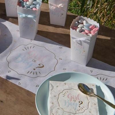 Serviette blanche baby shower fille ou garcon en rose bleue et doree metallisee