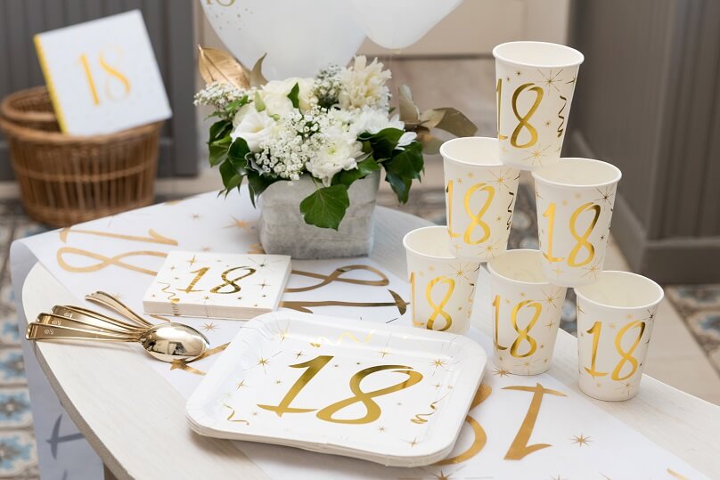 Serviette de table joyeux anniversaire blanche et doree 18ans