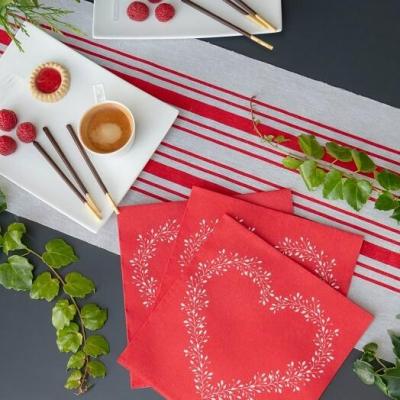 Decoration rouge avec serviette de table coeur