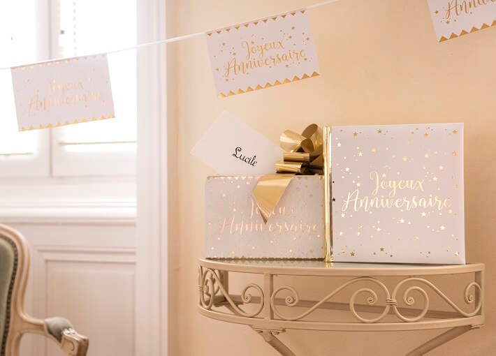 Urne tirelire joyeux anniversaire blanche et doree metallisee