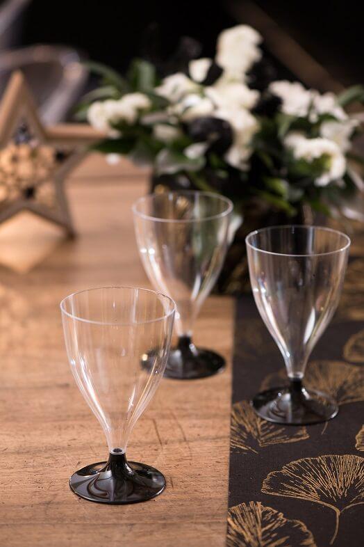 Verre a pied plastique reutilisable en noir et transparent
